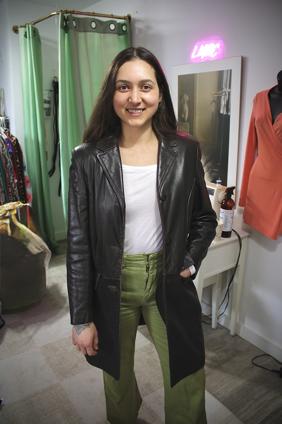 Camille Bastien dans le studio LMRC, souriante en tenue aux tons automne.