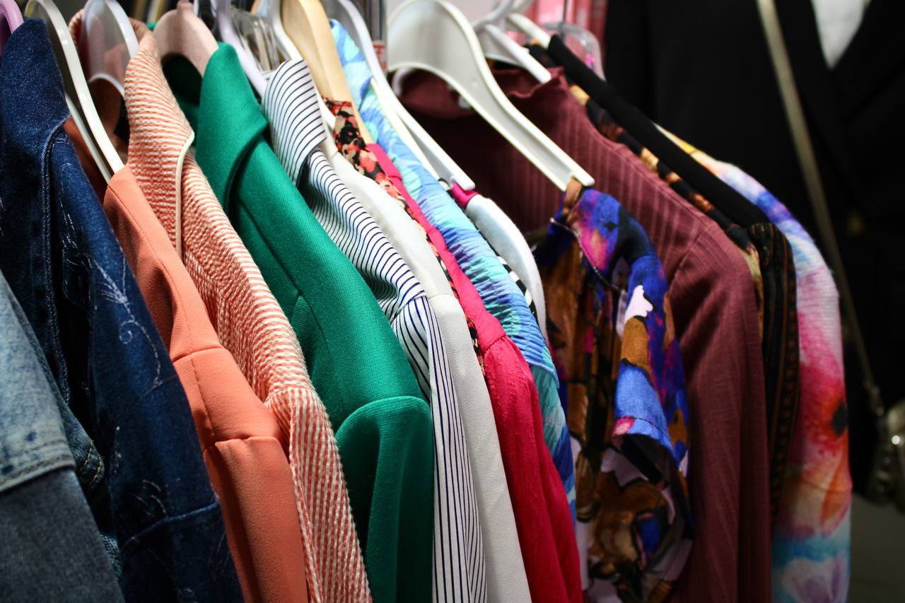 Portant de vêtements colorés en boutique.